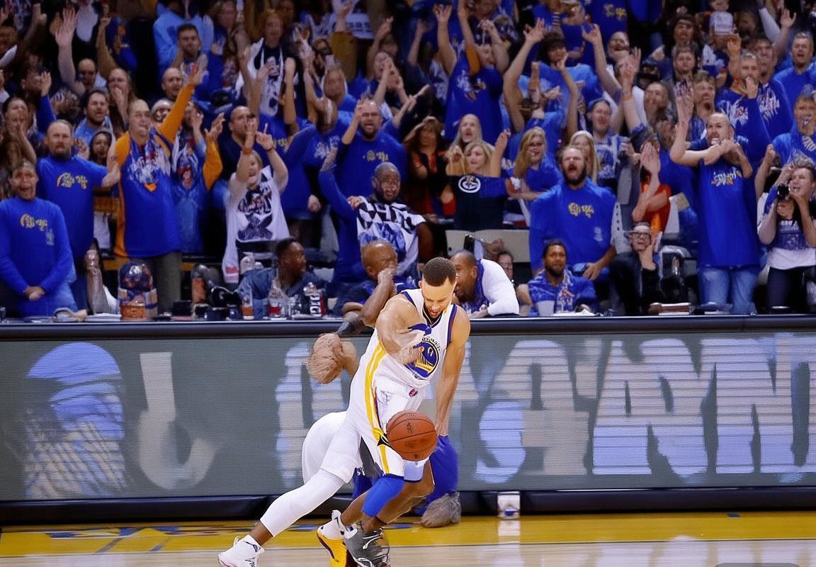 金州勇士主场大胜背后：斯蒂芬·库里手腕伤势引关注，史蒂夫·科尔谨慎回应